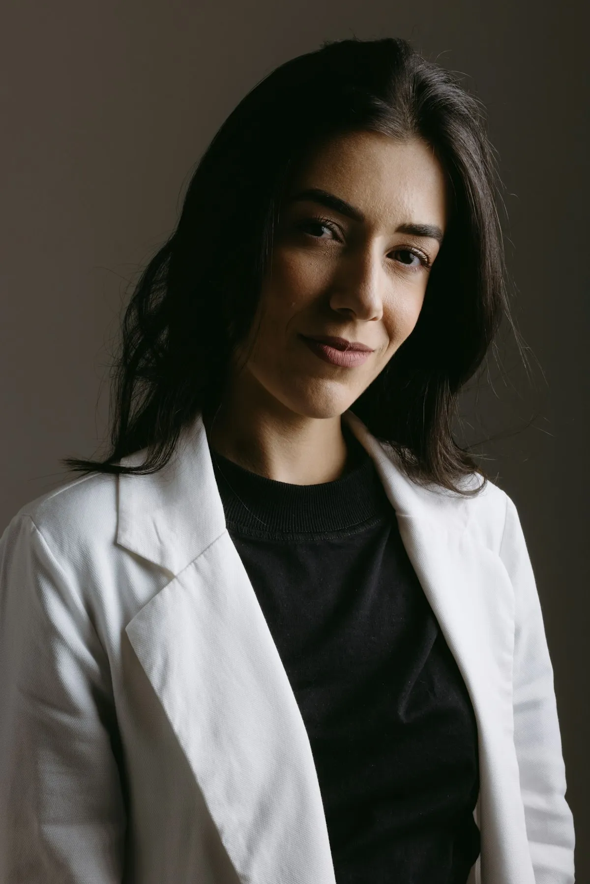 Retrato de la doctora con bata blanca