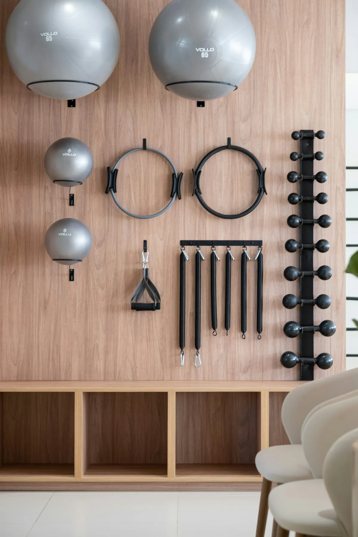 Pared con aros, pelotas y accesorios de pilates