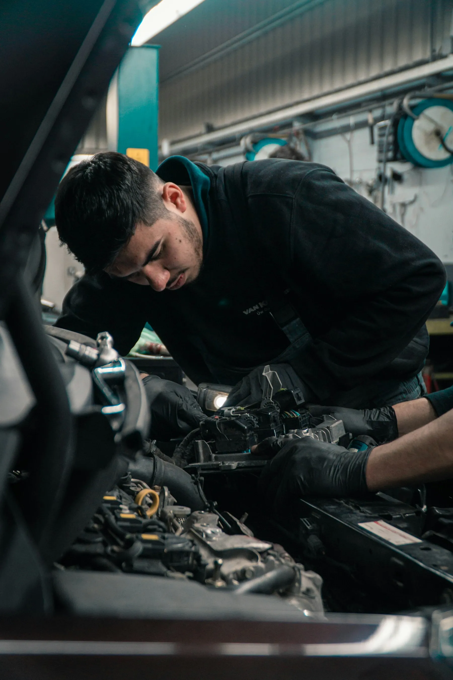 Mecánico revisando el motor de un auto