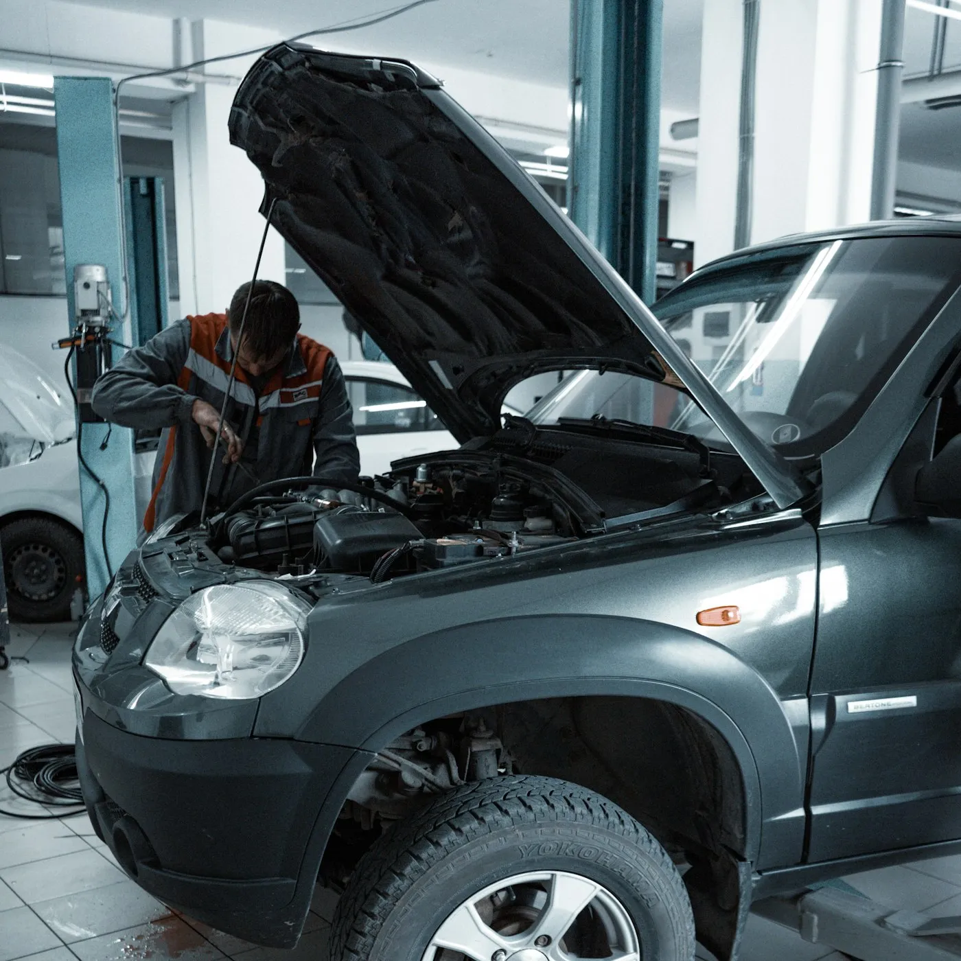 Técnico revisando un auto con el cofre abierto