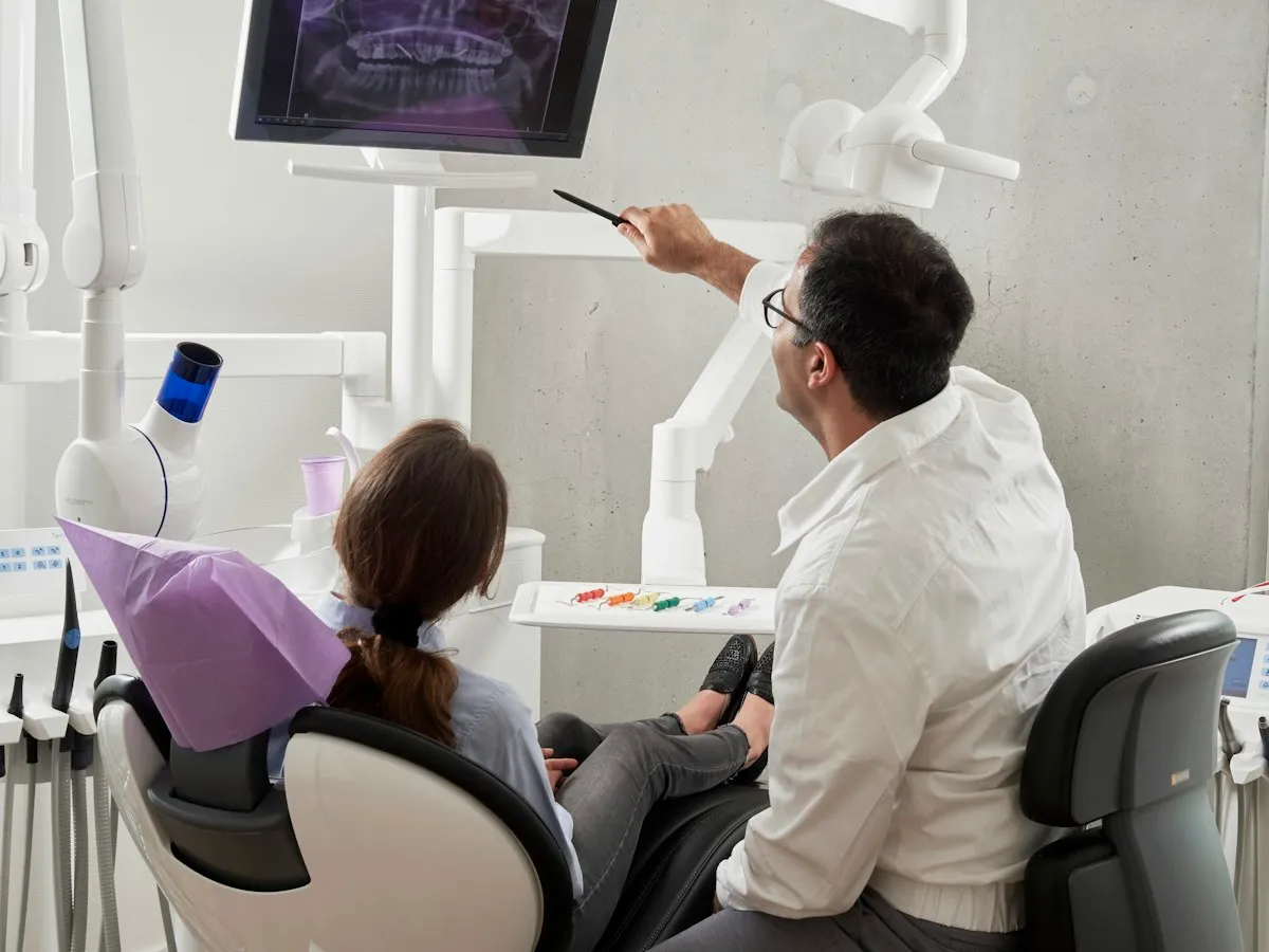 Dentista revisando una radiografía digital